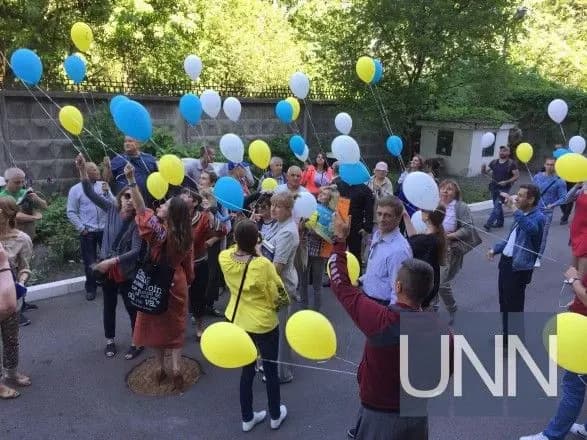 Прихильники Савченко привітали її з Днем народження під СІЗО