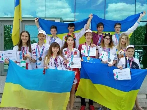 Українські школярі взяли гран-прі на світовому конкурсі з IT і робототехніки в Бухаресті
