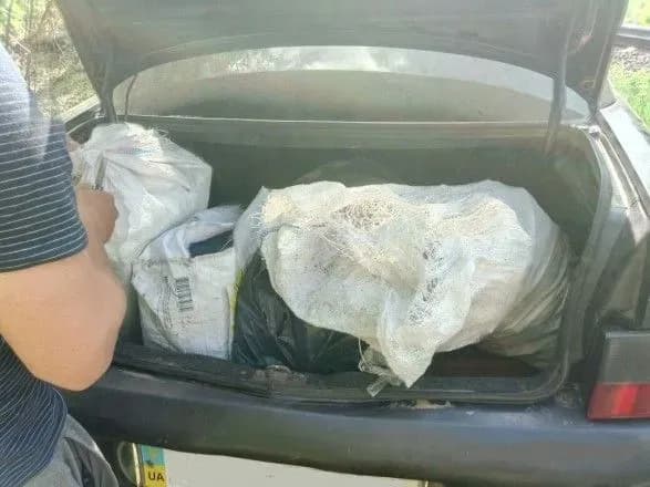 На Житомирщині з вікна потягу викинули 800 пачок сигарет