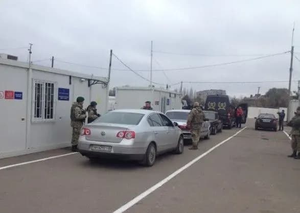 Минулої доби через КПВВ в районі ООС прослідувало 37,8 тис. осіб