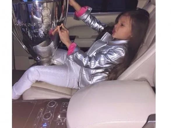 Правила УЄФА: Кубок не можна передавати стороннім особам