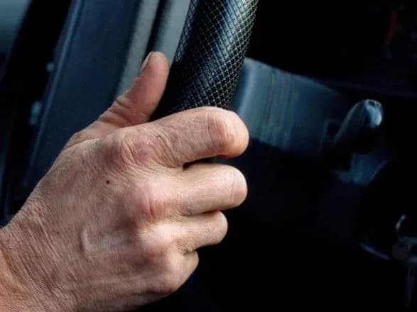 У Латвії 100-річний водій влаштував ДТП і не помітив цього