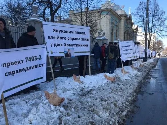 Депутати хочуть перевірити “правки Хомутинніка” у Конституційному суді