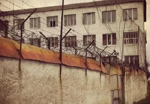 Двоє тюремників вимагали від арештанта "відкуп" у 3 тис. доларів