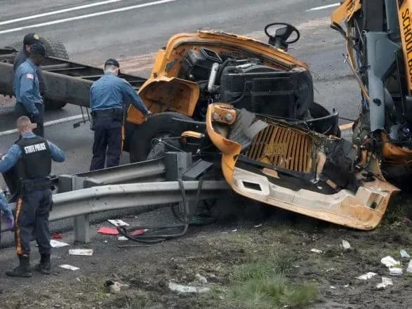 Шкільний автобус потрапив у ДТП в США: є загиблі