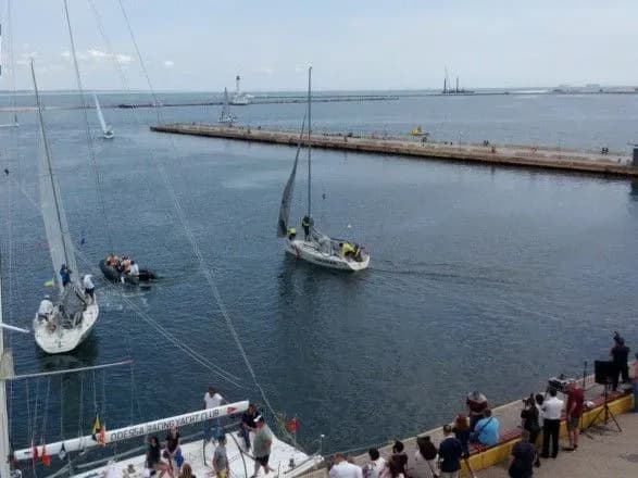 У супроводі авіашоу в Одесі стартувала Єврорегата