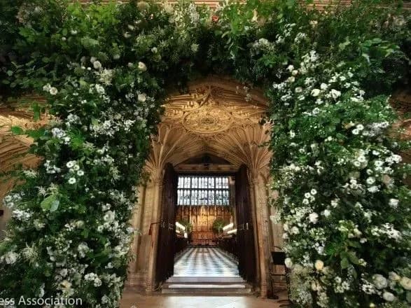 З’явилися кадри оформлення церкви до весілля принца Гаррі та Меган Маркл