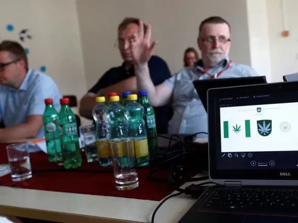 Один з регіонів Естонії обрав собі прапор із листком конопель посередині