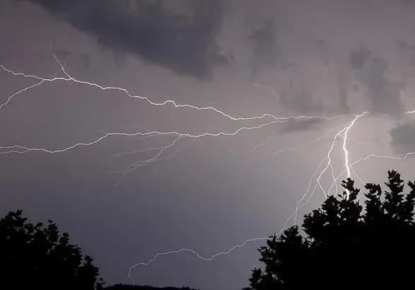 Синоптики попередили про шквали і грози у деяких областях України