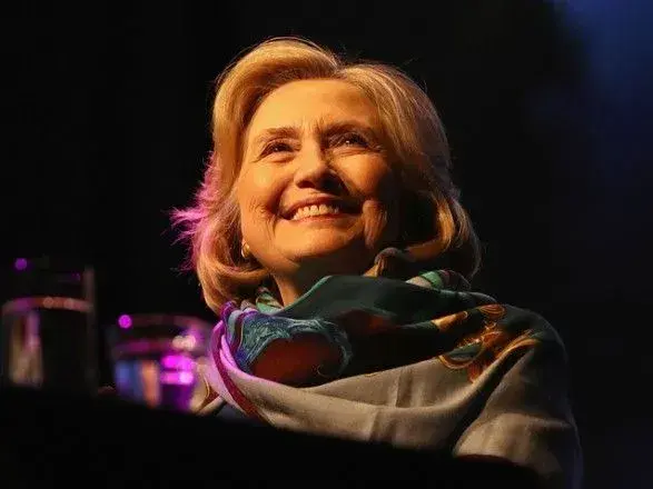 Хілларі Клінтон пожартувала над Трампом за допомогою шапки-вушанки