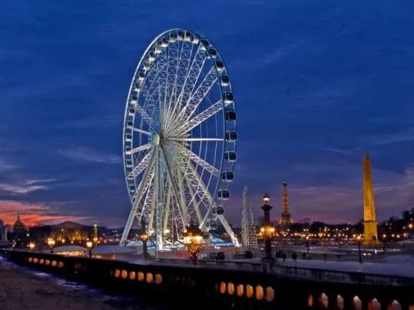 В Париже начали демонтаж колеса обозрения возле Эйфелевой башни