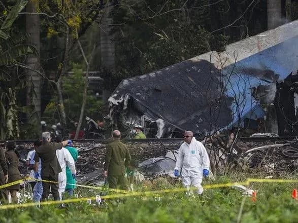 ЗМІ: померла одна з трьох жінок, що вижили у авіакатастрофі на Кубі