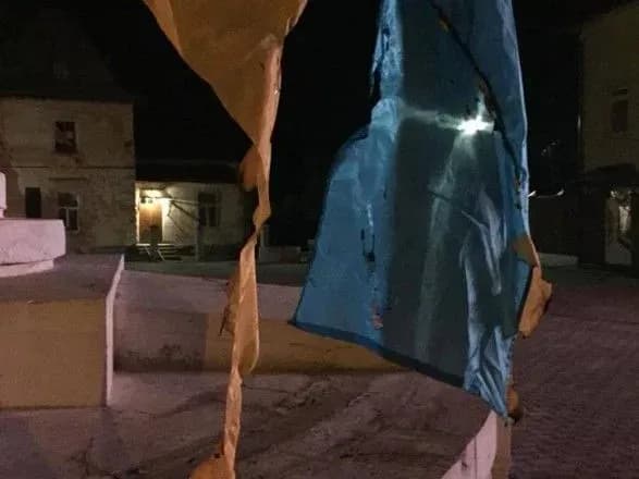 Чоловік на Львівщині спалив два українські прапори