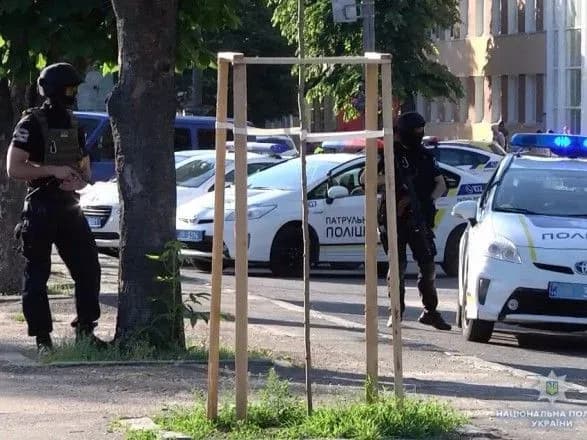 Голова Нацполіції: озброєний зловмисник, який вчинив стрілянину в Черкасах, перебуває у лікарні під конвоєм