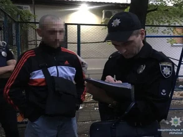 Чоловіка із пістолетом затримали у центрі Києва