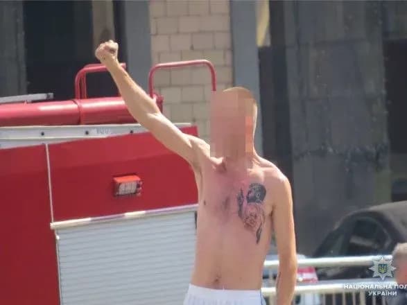 Чоловік розгулював по центру Києва в одних шортах і лаявся