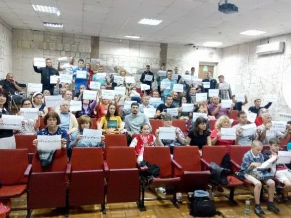 Флешмоб і п’єса про "групу Сенцова": у Запоріжжі та Миколаєві підтримали політв’язнів