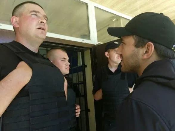 Погром на ринку у Києві: активістів у відділку поліції тримають кілька годин, адвокатів не пускають
