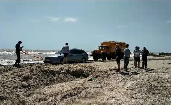 У Кирилівці підтопило близько половини баз відпочинку: людей вивозять тракторами