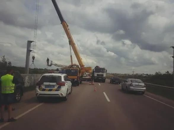 Встановлювали рекламу: підйомні крани заблокували рух на трасі у Львівській області
