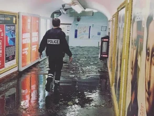 Через травневі грози у Парижі затопило метро