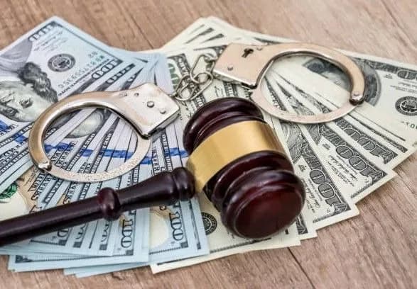 НАБУ повідомило дніпровському судді про підозру у хабарі в 30 тис. доларів