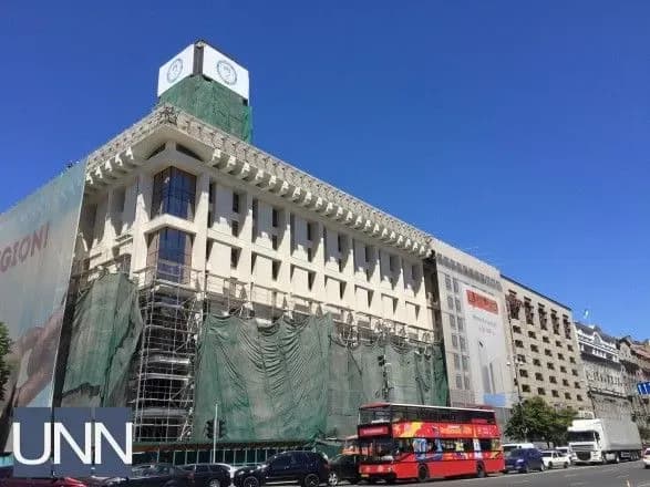 У Києві почали демонтаж банера з Будинку профспілок