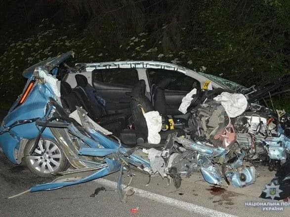 На в'їзді до Хмельницького авто врізалося у "КамАЗ": є загиблі