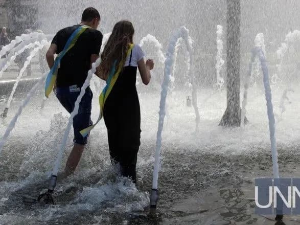 Випускники у день останнього дзвоника "охолоджувалися" у головному фонтані країни
