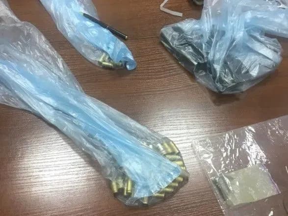 У кабінеті заступника директора київської гімназії знайшли зброю