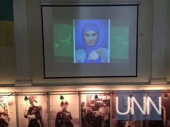 Речі Аміни Окуєвої показали на виставці у Києві