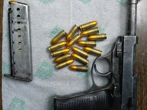 У харківському метро затримали озброєного чоловіка