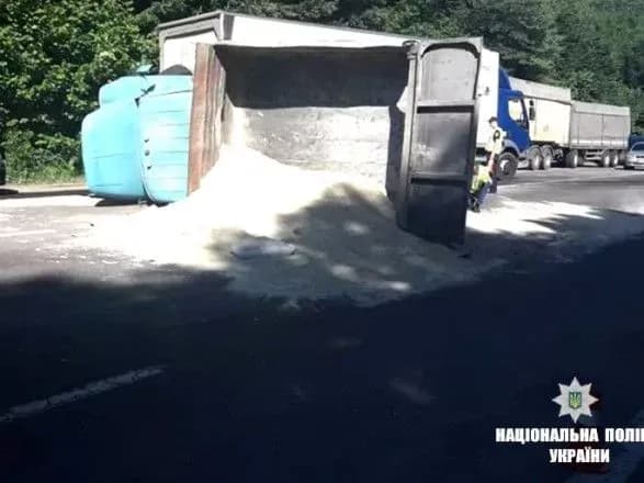 ДТП на Прикарпатті: автобус зіштовхнувся з вантажівкою, є жертви