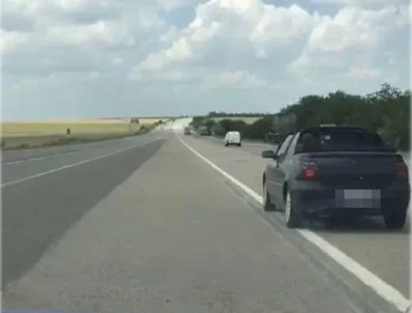 На трасі “Київ-Одеса” п’яний чоловік викрав на АЗС алкоголь і тікав на кабріолеті