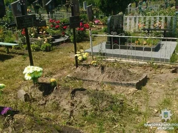На Житомирщині поліція викрила вандала, який руйнував цвинтарі