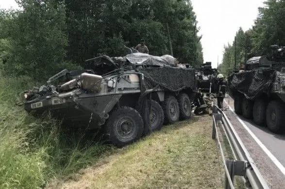 Американські військові на бронетранспортері знову потрапили у ДТП