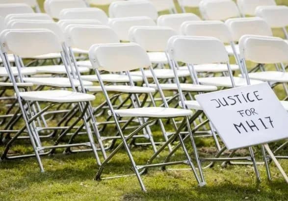 Біля російського посольства у Нідерландах родичі жертв МН17 провели акцію протесту