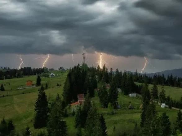 Закарпаття та Прикарпаття накриють зливи з грозою