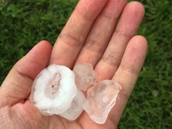 Негода в Ужгороді: у соцмережах з'явилось фото та відео крупного граду