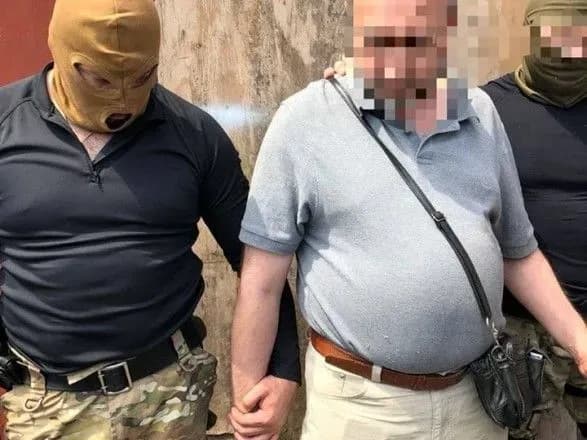 Двом пійманим на продажу зброї ділкам оголосили про підозру