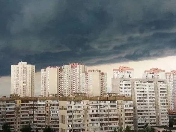 Синоптики попередили киян про грозу до кінця дня