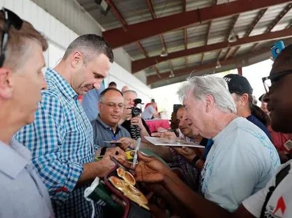 Американці шикувалися в довгі черги, щоб взяти автограф у Віталія Кличка