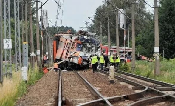 У Польщі потяг зіткнувся з вантажівкою: є жертви