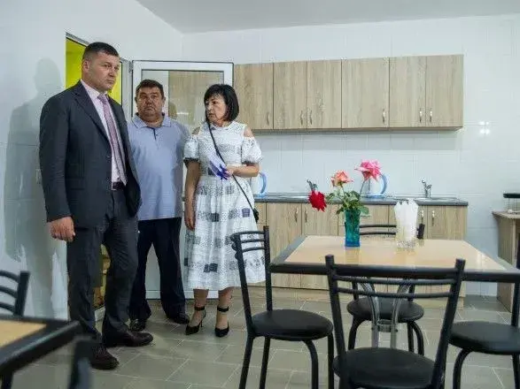 Київська адміністрація вручила ключі першим мешканцям гуртожитку для медичних працівників