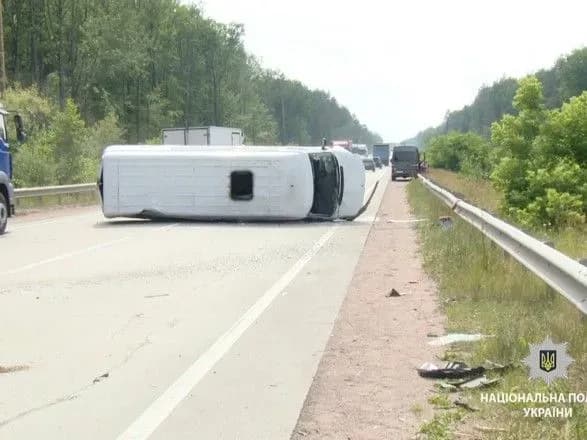 На Житомирщині унаслідок ДТП перекинувся мікроавтобус: є травмовані