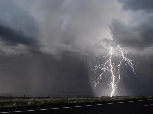 На заході України очікуються сильні дощі з грозою
