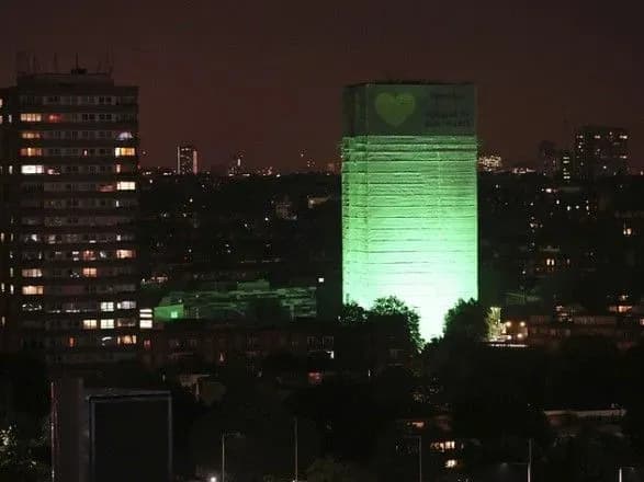 У Лондоні в річницю пожежі в Grenfell Tower сусідні будівлі підсвітили зеленим кольором