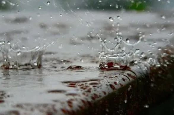 В Україні через грози та град оголосили штормове попередження