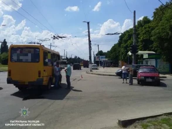 Маршрутка зіткнулася з легковиком у Кропивницькому: постраждала дитина