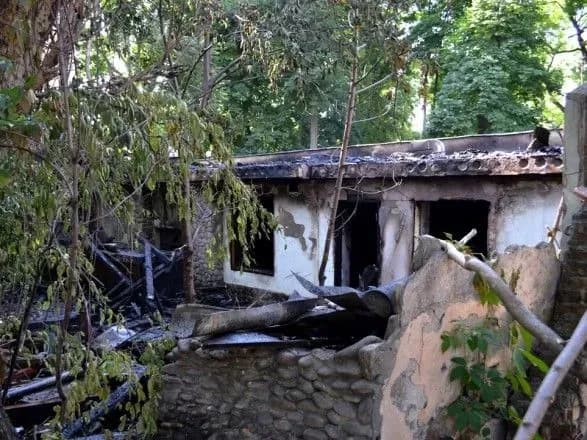 В Одесі загорівся дах ресторану в міському саду